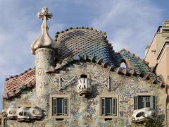 Part superior de la façana de la Casa Batlló. Recreació de la pell d'un drac.