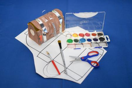 Material necessari per fer el taller. Plantilla, tisores, pinzell i colors