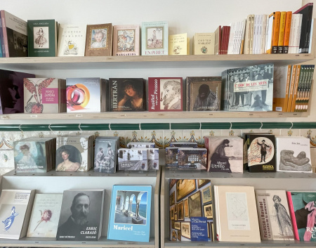 Imatge de les publicacions a la botiga La Puntual Les publicacions dels Museus de Sitges