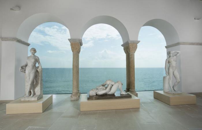 Mirador del Museu de Maricel amb tres escultures davant del mar