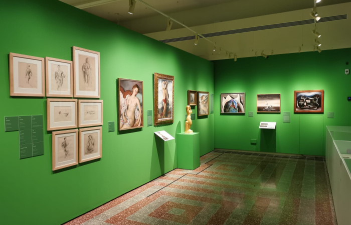 Museus de Sitges presenta l’exposició retrospectiva més gran feta mai d’Artur Carbonell, on es recullen íntegrament totes les seves facetes: pintor, director de teatre i escenògraf sitgetà L’exposició Artur Carbonell. Més enllà de la màscara reuneix més d Museus de Sitges presenta l’exposició retrospectiva més gran feta mai d’Artur Carbonell, on es recullen íntegrament totes les seves facetes: pintor, director de teatre i escenògraf sitgetà L’exposició Artur Carbonell. Més enllà de la màscara reuneix més d