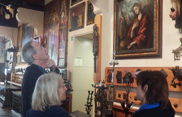 El actor inglés Nigel, durante su visita a los museos