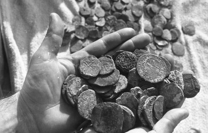 Monedes trobades l'any 1962 al fons marí de Sitges procedents d'un enfonsament de 1642 Monedes trobades l'any 1962 al fons marí de Sitges procedents d'un enfonsament de 1642