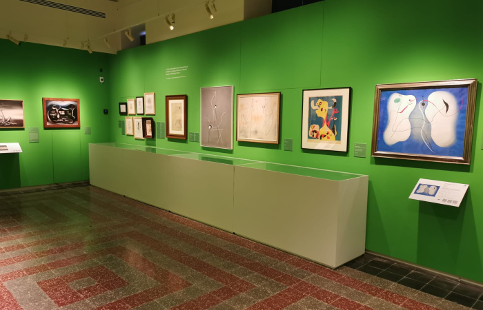 Museus de Sitges presenta l’exposició retrospectiva més gran feta mai d’Artur Carbonell, on es recullen íntegrament totes les seves facetes: pintor, director de teatre i escenògraf sitgetà L’exposició Artur Carbonell. Més enllà de la màscara reuneix més d Museus de Sitges presenta l’exposició retrospectiva més gran feta mai d’Artur Carbonell, on es recullen íntegrament totes les seves facetes: pintor, director de teatre i escenògraf sitgetà L’exposició Artur Carbonell. Més enllà de la màscara reuneix més d