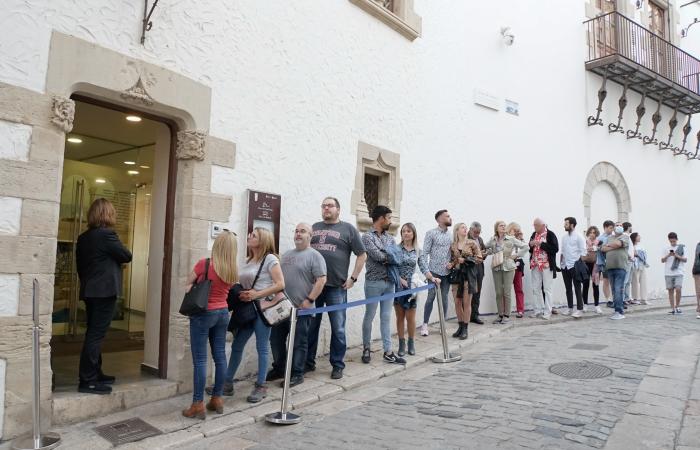 Cues a l'entrada dels Museus de Sitges