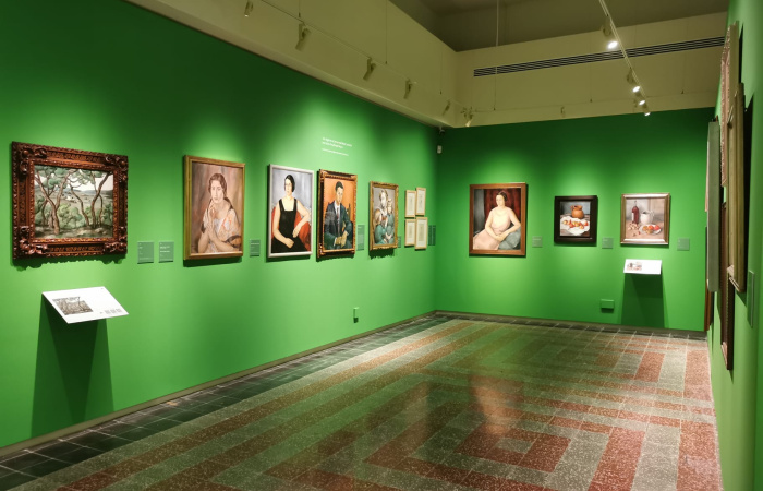 Museus de Sitges presenta l’exposició retrospectiva més gran feta mai d’Artur Carbonell, on es recullen íntegrament totes les seves facetes: pintor, director de teatre i escenògraf sitgetà L’exposició Artur Carbonell. Més enllà de la màscara reuneix més d Museus de Sitges presenta l’exposició retrospectiva més gran feta mai d’Artur Carbonell, on es recullen íntegrament totes les seves facetes: pintor, director de teatre i escenògraf sitgetà L’exposició Artur Carbonell. Més enllà de la màscara reuneix més d