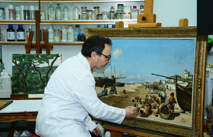 Pep Pascual treballant en la restauració de ‘Platja de Sitges’, de Joaquim de Miró