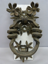 Picaporta d'anella. 1903-105. Ferro forjat. Josep Puig i Cadafalch (Mataró, 1867 - Barcelona, 1956) Picaporta d'anella. 1903-105. Ferro forjat. Josep Puig i Cadafalch (Mataró, 1867 - Barcelona, 1956)